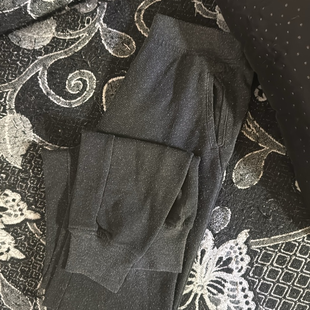 ATM jogger/pajama/sweat pants. Fit more like a women’s small. Elastic waistband.
